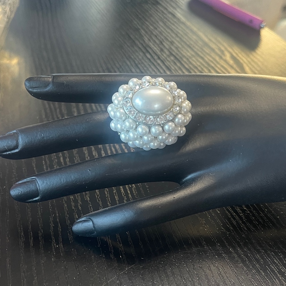Elegant Pearl Cluster Stretch Ring
0440